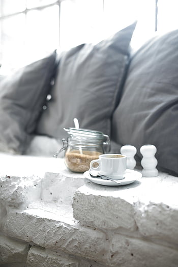 kaffetid, stue, kopp kaffe, Sukkerkrukke, Varm og innbydende, Koselig oppsett, hvitt teglbord, myk belysning, morgenkaffe, hjem komfort, Avslappende atmosfære