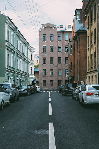 miejska ulica, Klasyczne budynki w stylu europejskim, zaparkowane samochody, cicha ulica, architektura europejska, pejzaż miejski, widok ulicy, Miejski krajobraz, Budowanie fasad, parking uliczny, budynki miejskie