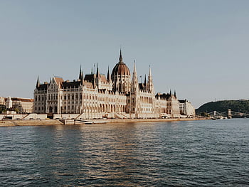 budova maďarského parlamentu, řeka Dunaj, budapešť, Bílá a hnědá budova, tělo z vody, nádherný výhled, během dne, architektura, mezník, Maďarsko, řeky