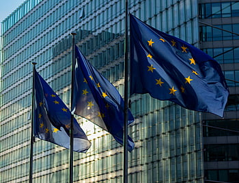 Comisión Europea, Banderas de la UE, Bruselas, Bélgica, Unión Europea, banderas en los polos, ondeando banderas, Edificio de la Comisión Europea, Símbolos de la UE, Banderas europeas, Banderas de Bruselas