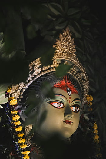 여신 Durga, 콜카타 축제, durga puja, 복잡한 조각, 장식 된 꽃, 인도 축제, 종교적인 우상, 문화 축하, 전통 예술, 신성한 인물, 꽃 장식