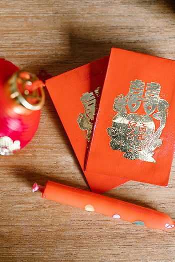 candela rossa, Buste rosse, Capodanno cinese, Decorazioni festive, prosperità, rosso brillante, simboli tradizionali, Celebrazione culturale, tradizione di vacanza, decorazioni rosse, ornamenti rossi