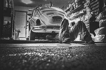 kişi tamir araba, mekanik, Klasik Volkswagen Beetle, vintage garaj, Arabanın altında çalışmak, otomotiv tamir, garaj ayarı, araba restorasyonu, eski model araba, araba tamircisi, Garaj Araçları