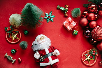 decor de Crăciun, statueta santa claus, fundal roșu, Aranjament vibrant, decorațiuni de Crăciun, fleacurile, cadouri, ornamente festive, afișare de vacanță, Brad de Crăciun, bastoane bomboane