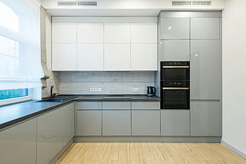 modernt kök, eleganta grå skåp, ljust kök, moderna apparater, kök interiör, gråskåp, köksdesign, köksutrustning, kök dekor, köklayout