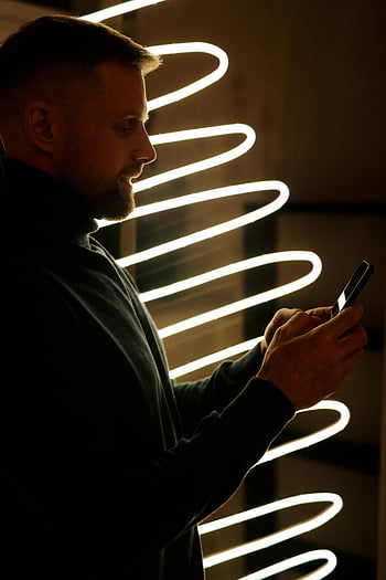 adam, siyah uzun kollu gömlek, akıllı telefon tutarak, mesajlaşmak, neon ışık dekoru, içeriye, şenlikli, akıllı telefon, neon ışıkları, iç aydınlatma, erkek manifatura
