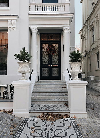 London Townhouse, Klasický luxus, ozdobené sloupce, hrnkové rostliny, vstup do města, Širokoúhlý pohled, mozaikové dlaždice, dekorativní dveře, městskou architekturu, elegantní fasáda, mramorové schody