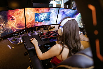 การเล่นเกมของผู้หญิง, การตั้งค่าหลายหน้าจอ, ภาพอวกาศ, หูฟัง, วิดีโอเกม, กราฟิกที่มีชีวิตชีวา, ตั้งค่าการเล่นเกม, นักเล่นเกมหญิง, เก้าอี้เล่นเกม, แป้นพิมพ์, เม้าส์