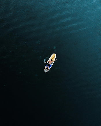 ผู้ชายนอนอยู่บนแพดเดิลบอร์ด, ทะเล, ภาพถ่ายทางอากาศ, paddleboarding, น้ำเงียบสงบ, ที่เดินทางมาพักผ่อน, เสรีภาพ, ผู้ชายบนแพดเดิลบอร์ด, มหาสมุทร, กีฬาทางน้ำ, กิจกรรมเดี่ยว