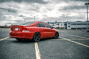 Volvo rosso, auto parcheggiata, parcheggio vuoto, cielo nuvoloso, Design automobilistico moderno, auto rossa, auto volvo, lotto vuoto, tempo nuvoloso, posteggio, Design per auto moderne