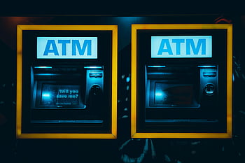 夜間のATM、 照明付きATM、 暗い都会の風景、 ロッテルダム(オランダ)、 夜間ATM、 都市部のATM、 ATM、 市内のATM、 照明付き機械、 暗い都市の景観