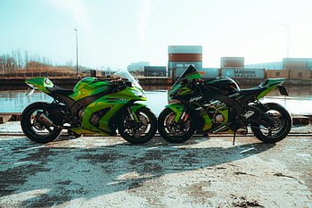 zelené motorky, kawasaki ninja, zaparkované motorky, nábřeží, přepravní kontejnery, venkovní scénu, Dva motorky, zelená kola, Ninja Bikes, u vody, parkování na nábřeží