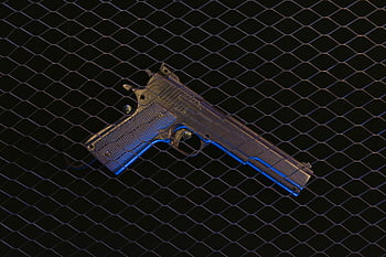 pistola, superfície preta, tela metálica, iluminação azul, iluminação dramática, arma de fogo, Fundo de malha, pistola iluminada, fundo escuro, malha de segurança