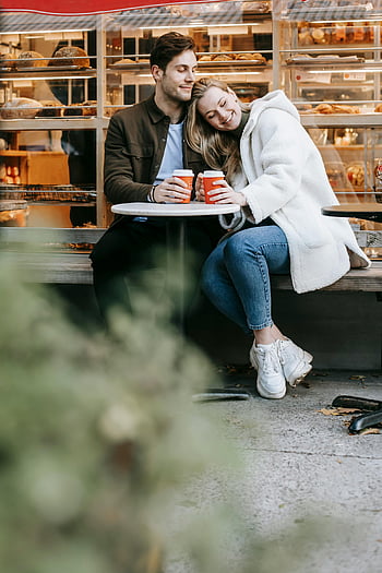 คู่, สตรีทคาเฟ่, ถ้วยเครื่องดื่ม, คู่หนุ่มสาวมีความสุข, เพลิดเพลินกับกาแฟ, ม้านั่ง, คาเฟ่กลางแจ้ง, ร้านกาแฟ, คู่รักโรแมนติก, ชุดลำลอง, บรรยากาศสบาย ๆ