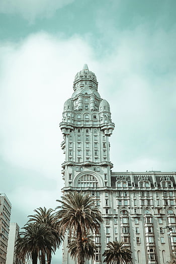 Palác Salvo, Montevideo, nízký úhel záběru, zatažená obloha, architektonické detaily, palmy, Uruguay, historické budovy, městské krajiny, Jižní Amerika, mezník
