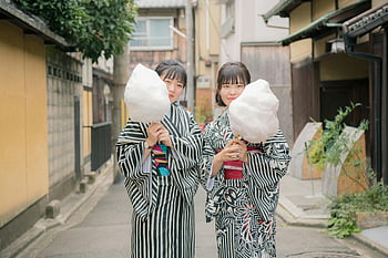 Ženy v Kimonu, cukrová vata, Tradiční Kyoto Street, dvě ženy, užívat si bavlněné bonbóny, japonská kultura, pouliční scény, tradiční oděv, kyoto japonsko, kulturní zážitek, pouliční fotografie