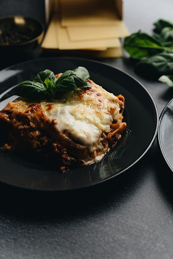 Cheesy Lasagna, černá deska, čerstvá bazalka, italská kuchyně, zalévání, lasagne, bazalka, sýr, černé pozadí, italské jídlo, těstoviny