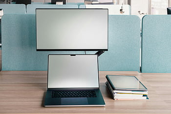 Softwareentwickler, Laptop, externer Monitor, Arbeitsbereich säubern, modernes Büro, Schreibtisch-Setup, Produktivitätstools, Tech -Arbeitsbereich, Büroumgebung, Computer-Setup, Dual-Screen