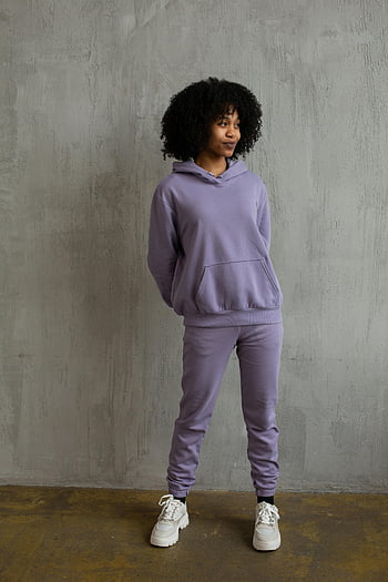 Černá žena, afro, mikina, fialové salonky, sebejistý, Mladá žena, krytý, Ležérní styl, módní, tenisky, betonové zdi