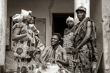 foto skala abu-abu, pakaian tradisional, Pakaian adat Ghana, kegiatan budaya, kelompok orang dewasa, tradisional Ghana, Tradisi Budaya, hitam dan putih, keterlibatan budaya, kelompok budaya
