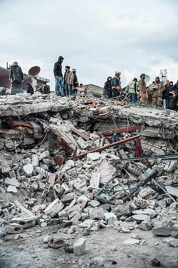 zerstörte Stadt, Erdbeben nach Folgen, Jindires, Aleppo Gouverneur, Syrien, Schuttinspektion, Katastrophenhilfe, Rettungshelfer, zusammengebrochene Gebäude, Naturkatastrophe, menschliche Widerstandsfähigkeit