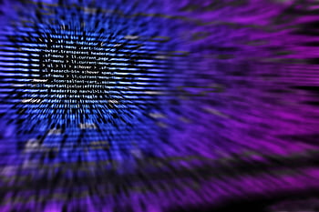 dynamické abstraktní pozadí, počítačový kód, rozmazaný efekt, růžová bílá černá fialová modrá, textové webové skripty, abstraktní umění, digitální umění, kód umění, zářivé barvy, Tech Art, moderní umění