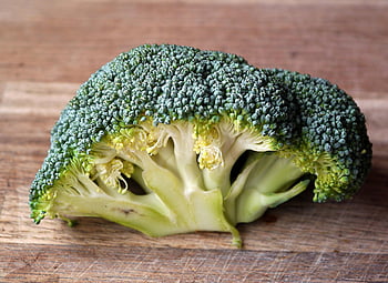 broccoli verdi, verdura, tavolo in legno marrone, Broccoli Freschi, avvicinamento, tagliere di legno, struttura, verdura verde, Texture di broccoli, tagliere, broccoli verdi freschi