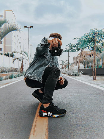 muž, dslr fotoaparát, krčící pozice, mužského modelu, Stylová pozice, ulice, městském prostředí, džínové bundy, černé tenisky, fila boty, fotografování