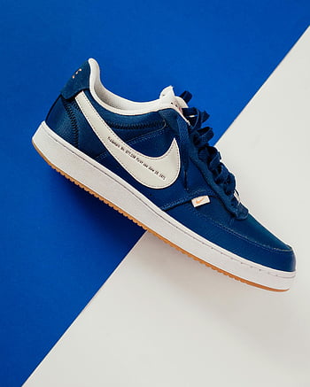 รองเท้าผ้าใบสีฟ้า Nike, รองเท้าผ้าใบ Nike สีขาว, รองเท้าผ้าใบสีน้ำเงินและสีขาว, รองเท้าผ้าใบออกแบบที่ทันสมัย, รองเท้าผ้าใบ Nike ที่มีสไตล์, รองเท้าผ้าใบระยะใกล้, พื้นหลัง, รองเท้า Nike, รองเท้าผ้าใบสีน้ำเงิน, รองเท้าสีขาว