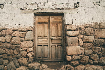 Zavřené hnědé dřevěné dveře, Rustikální dřevěné dveře, kamenná zeď, Vintage architektonický styl, staré dveře, dřevěné dveře, kamenné zdi, Rustikální architektura, vinobraní dveře, staré dřevěné dveře, Rustikální styl