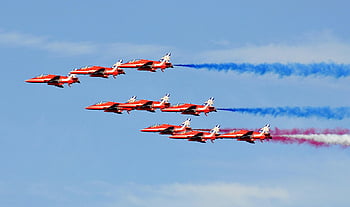 pesawat tempur jet merah, berbagai macam warna asap, horison, tampilan udara, Langit biru yang semarak, Jalur asap berwarna, kinerja jet, pertunjukan udara, formasi terbang, akrobat langit, tontonan penerbangan