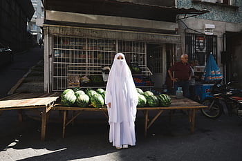 흰색 니캅을 착용한 여성, 전통 의상, 거리 시장, 수박, 니콰, 노점상, 시장 마구간, 도시 장면, 문화 복장, 여성 판매자, 흰 옷