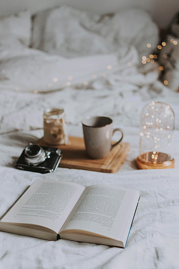 ห้องนอนที่สะดวกสบาย, เปิดสมุดปกขาว, แก้วกาแฟ, ไฟสตริงโดยรอบ, การผ่อนคลาย, ไฟสตริง, กล้อง, ถาดไม้, เตียง, การอ่าน, บรรยากาศสบาย ๆ
