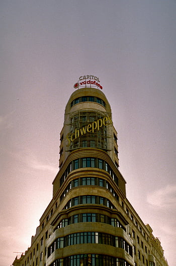 อาคารชเวปส์, Gran Via, กรุงมาดริด, ภาพมุมต่ำ, อาคารคอนกรีต, ป้ายรัฐสภา, ป้ายโวดาโฟน, สถาปัตยกรรมเมือง, cityscape, จุดสังเกตที่มีชื่อเสียง, สเปน