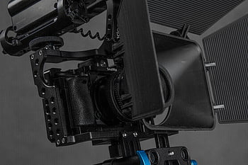 プロ用カメラ、 ビデオカメラ、 カメラリグ、 マットボックス、 スタジオのセットアップ、 閉じる、 プロ用機器、 ビデオ制作、 カメラ設定、 スタジオ撮影、 カメラギア
