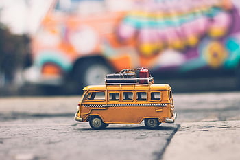 Hračka Volkswagen Van, zavazadla, barevné ulice, letní cestování, detail, odlévání, selektivní zaměření, cestovní vibrace, hračka autobus, Miniaturní vozidlo, Uliční pozadí