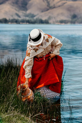 traditional Peruvian attire, woman gathering water, Jauja, Junín, cultural heritage, folklore costume, lake shore, traditional clothing, cultural tradition, Peruvian culture, traditional dress