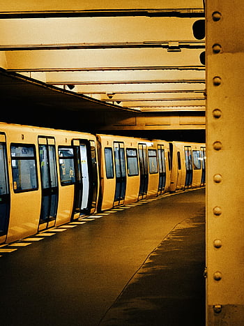 Berlin Underground, togstation, indre, tom station, ventende tog, dagtimerne, undergrundsbane, bytransport, offentlig transit, station platform, togbiler