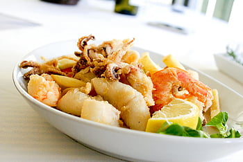 Gamberi fritti, calamaro, fetta di limone, piatto di ceramica, fritto misto, italiano, frutti di mare, delizioso, fette di limone, Amanti dei frutti di mare, Gamberi e calamari