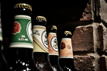 lahve od piva, zelená bílá označená láhev, hnědá bílá označená láhev, rozmanité štítky, teplé rustikální nastavení, Různé pivní láhve, seřazené lahvemi, rustikální pozadí, Sbírka piva, Štítky lahví, barevné lahve