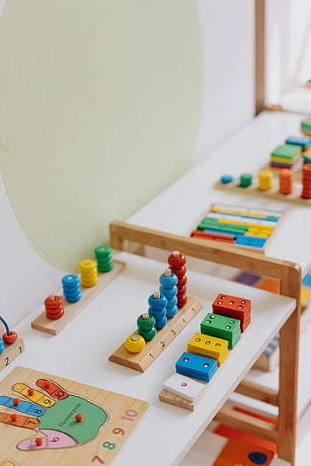 kolorowe drewniane zabawki, Zabawki edukacyjne, Zabawki w klasie, jasne zabawki, drewniane klocki, Nauka zabawek, wyświetlacz stołowy, Stół w klasie, Materiały edukacyjne, kolorowe bloki, Organizacja zabawek