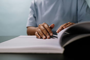 رجل يقرأ كتاب،  القراءة اليقظة،  صفحات التقليب،  دراسة مركزة،  صفحات الكتاب،  دراسة الأجواء،  شخص يقرأ،  قراءة كتاب،  قارئ مركّز،  قراءة الأيدي،  بيئة الدراسة