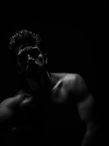 sort og hvid fotografering, topløs mand, gråtoner, Muskeldefinition, Dark Studio, dramatisk portræt, shirtless mand, sort og hvid portræt, Studioindstilling, dramatisk belysning, monokrom fotografering