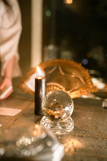 palla di cristallo, candela accesa, impostazione a candela, atmosfera mistica, tavolo in legno rustico, fortuna, Strumenti di divinazione, oggetti spirituali, oggetti esoterici, Atmosfera magica, tarocchi