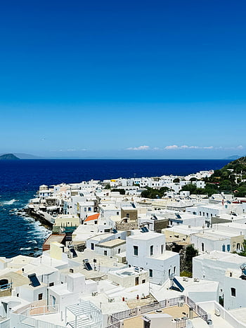 Σύμη νησί, Ελλάδα, ακτογραμμή, λευκά ελληνικά σπίτια, Αιγαίο Πέλαγος, γραφική θέα, βαθιά μπλε θάλασσα, ελληνική αρχιτεκτονική, νησιωτικό τοπίο, μεσογειακός, ταξιδιωτικός προορισμός