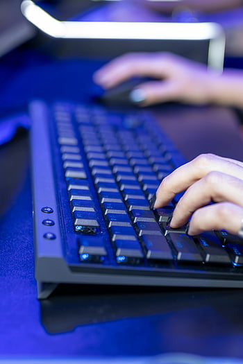 手タイピング、 キーボード、 クローズアップビュー、 ブルーアンビエントライト、 手を入力します、 キーボードのクローズアップ、 コンピューターのセットアップ、 人間工学に基づいたタイピング、 ワークスペース照明、 技術環境、 キーボードの詳細