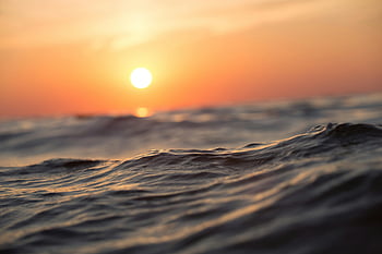 Ozean Wellen, goldene Stunde, lebendiger Sonnenuntergang, ruhige Momente, Gewässer, Sonnenuntergang Himmel, fesselnder Ozean, Ozean Sonnenuntergang, Sonnenuntergangswellen, ruhiger Ozean, goldener Sonnenuntergang
