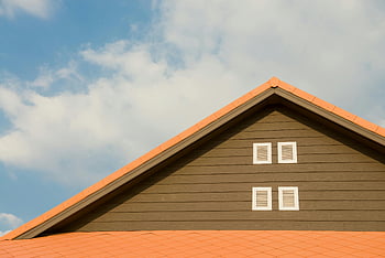 oranžová střecha, šedá malovaná, moderní dům, okna, jasně modrá obloha, zatažená obloha, fasáda domu, oranžová a šedá, malovaná střecha, moderní architektura, vnější design