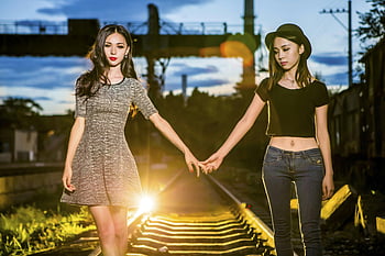 ženy, drželi se za ruce, železnice, západ slunce, přátelství, móda, stylový, Mladá žena, železniční tratě, Foto titulek, Popis fotografie