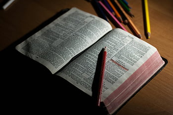 otevřená bible, dřevěný stůl, barevné tužky, studie, duchovno, Růžová tužka, bible, Studijní nástroje, náboženské studium, duchovní praxe, studijní materiály